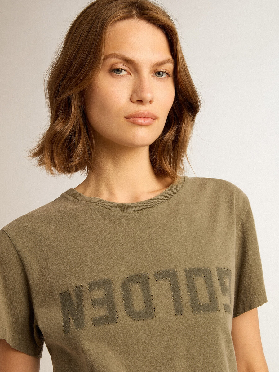 camiseta feminina verde-oliva com letras douradas.