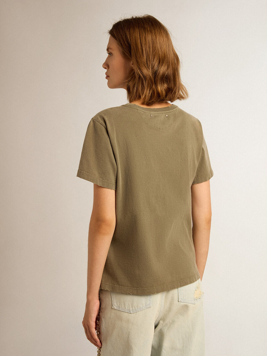 camiseta feminina verde-oliva com letras douradas.