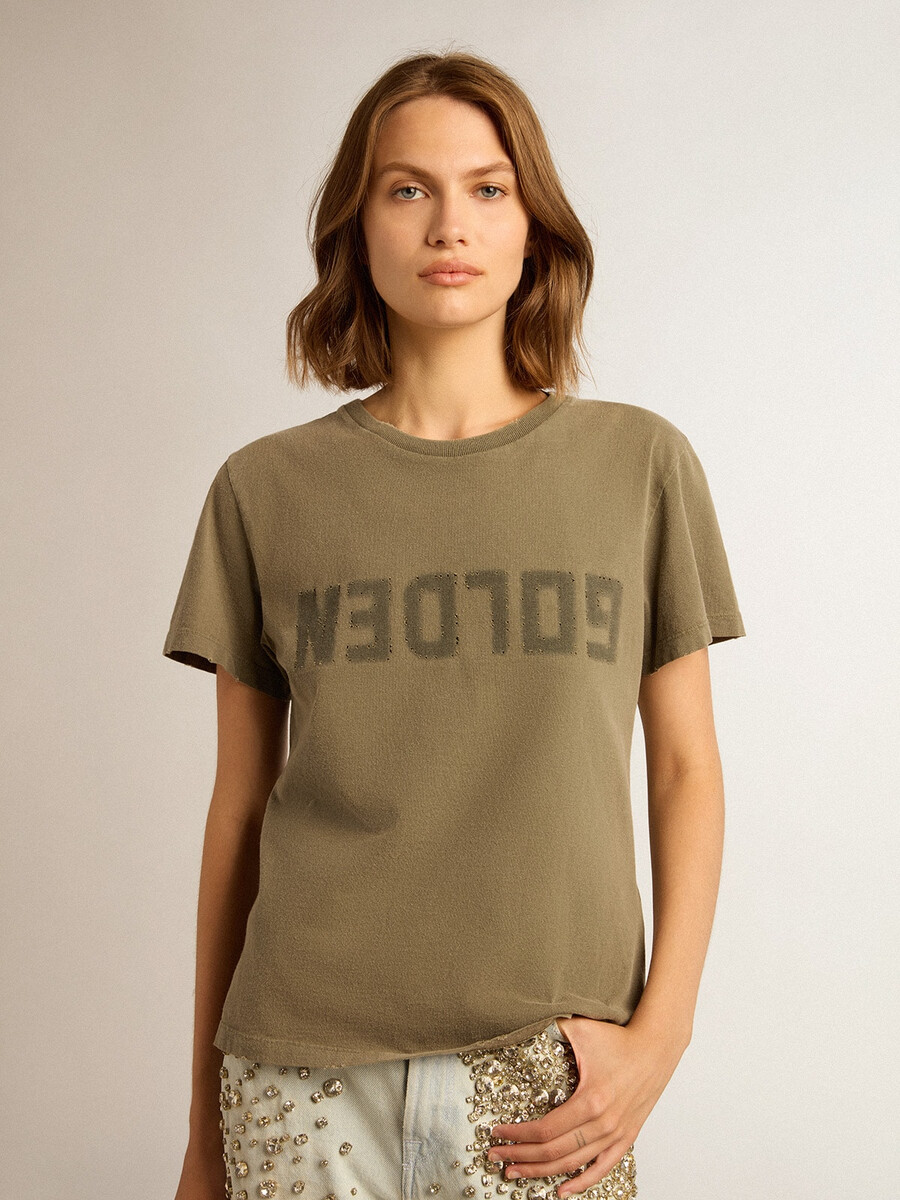 camiseta feminina verde-oliva com letras douradas.