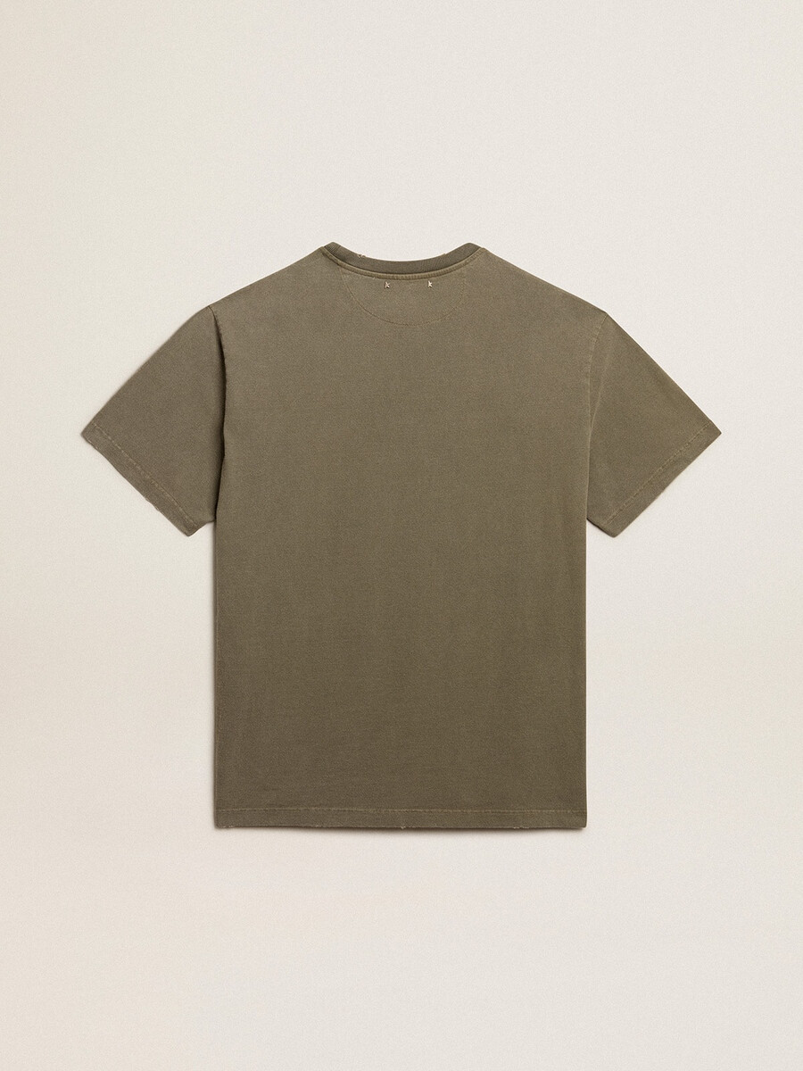camiseta feminina verde-oliva com letras douradas.