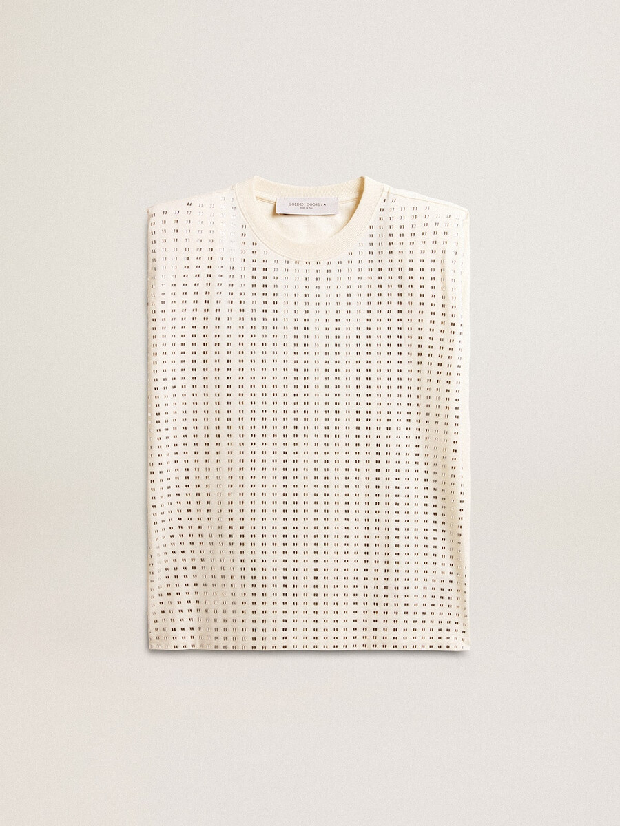 camiseta branca sem mangas estilo vintage adornada com cristais.