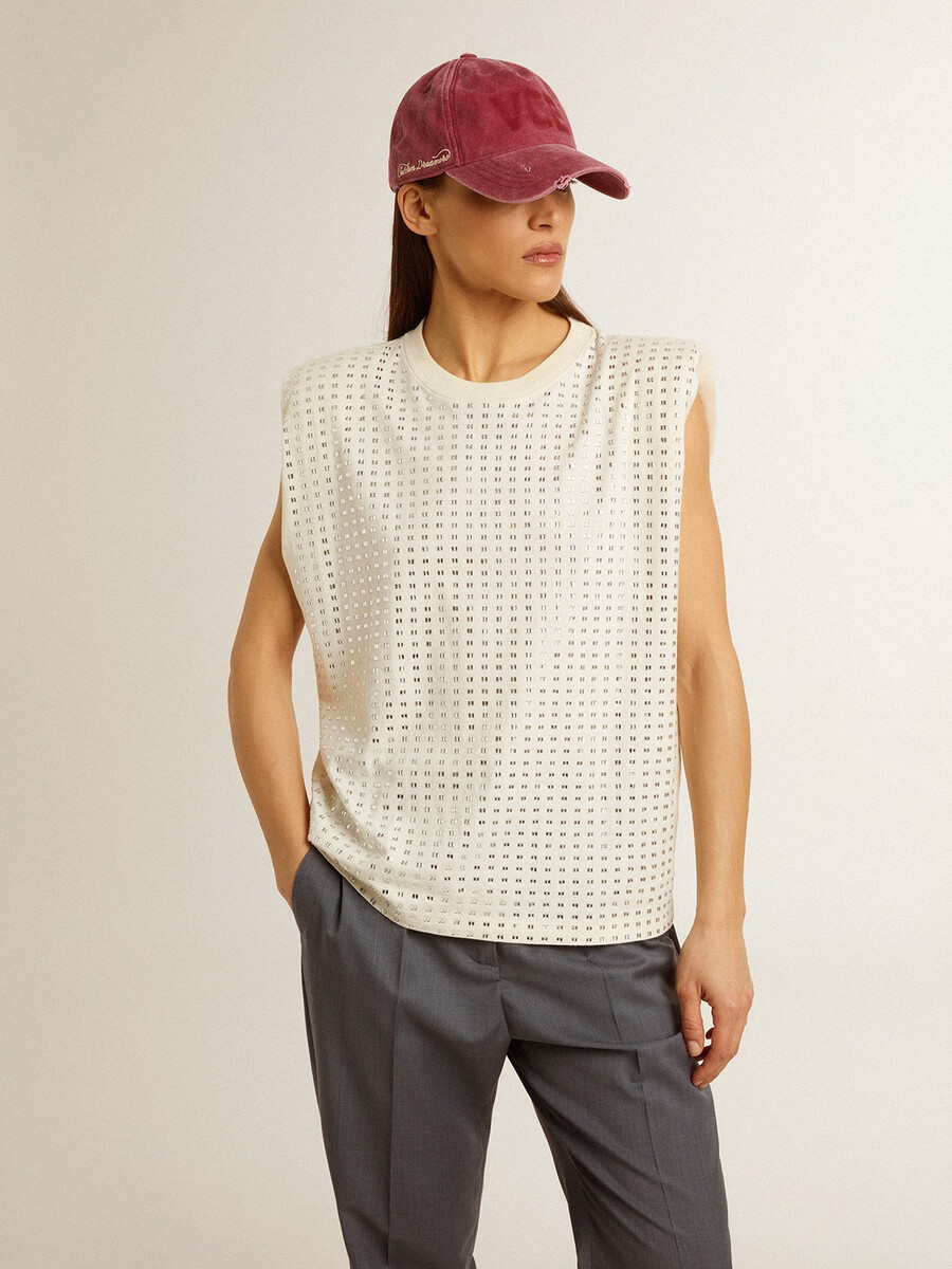 camiseta branca sem mangas estilo vintage adornada com cristais.