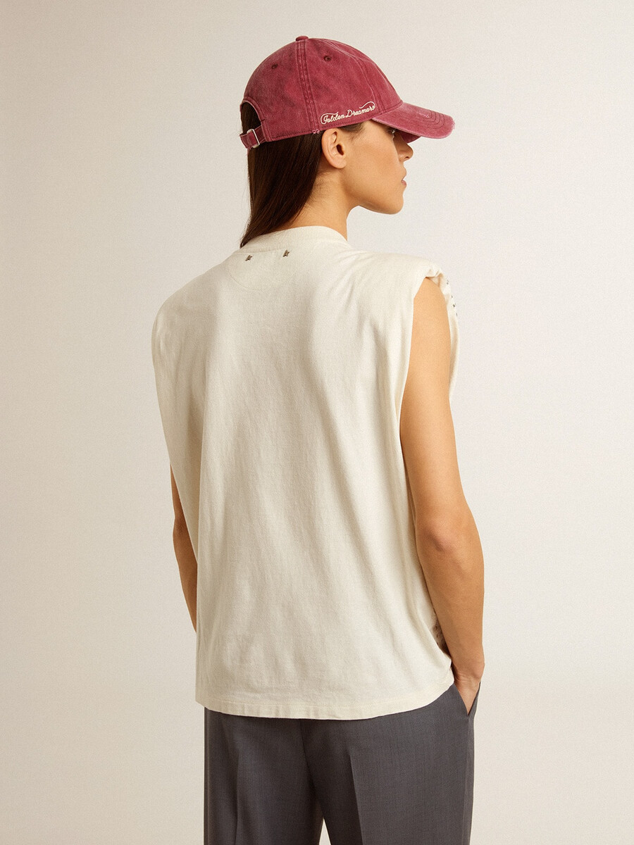 camiseta branca sem mangas estilo vintage adornada com cristais.