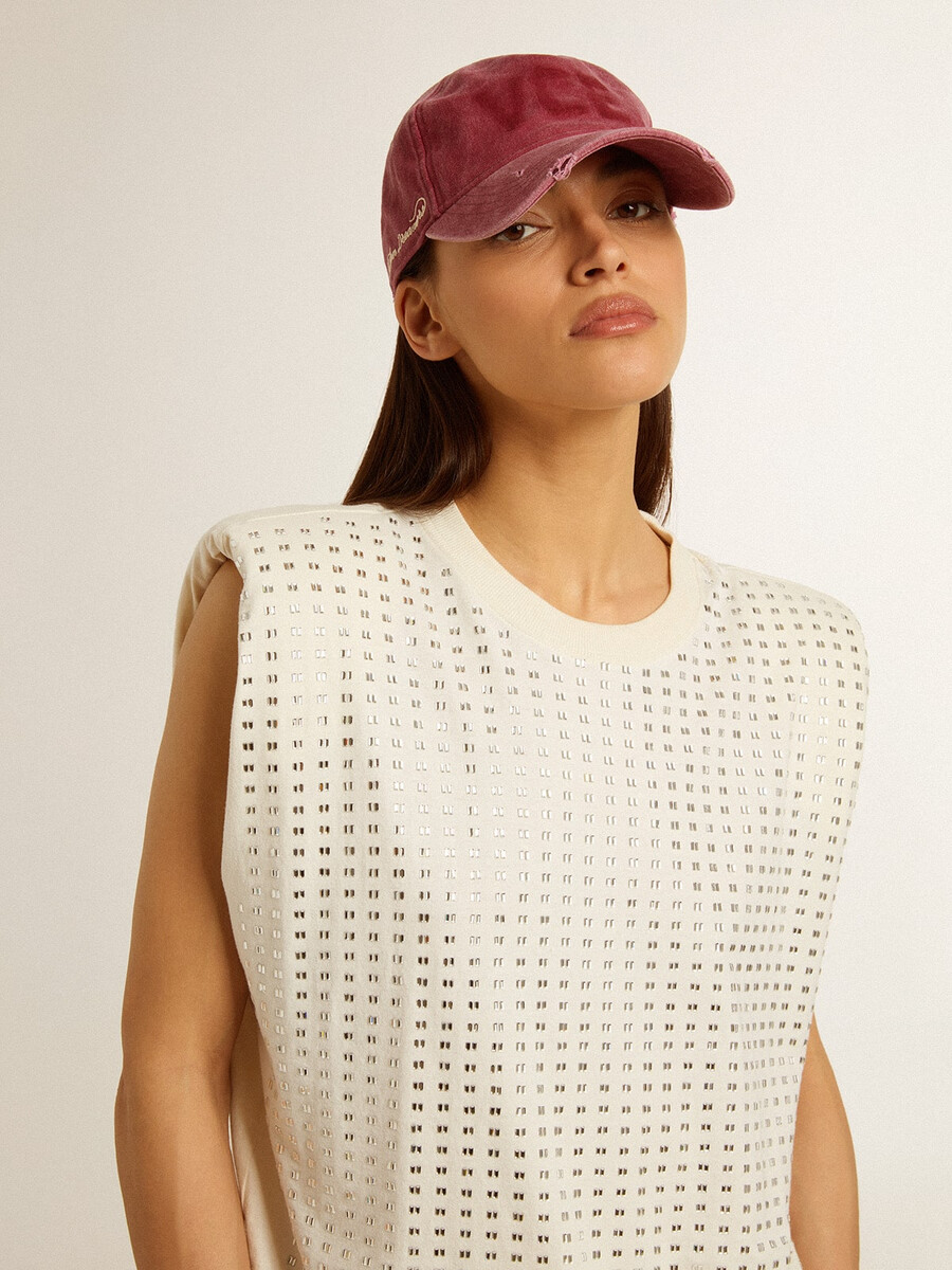 camiseta branca sem mangas estilo vintage adornada com cristais.
