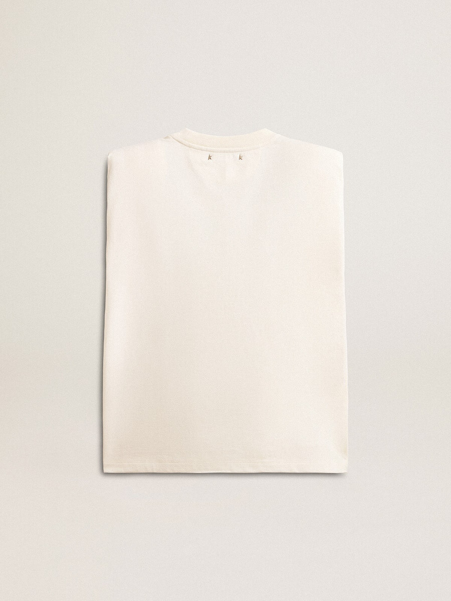 camiseta branca sem mangas estilo vintage adornada com cristais.