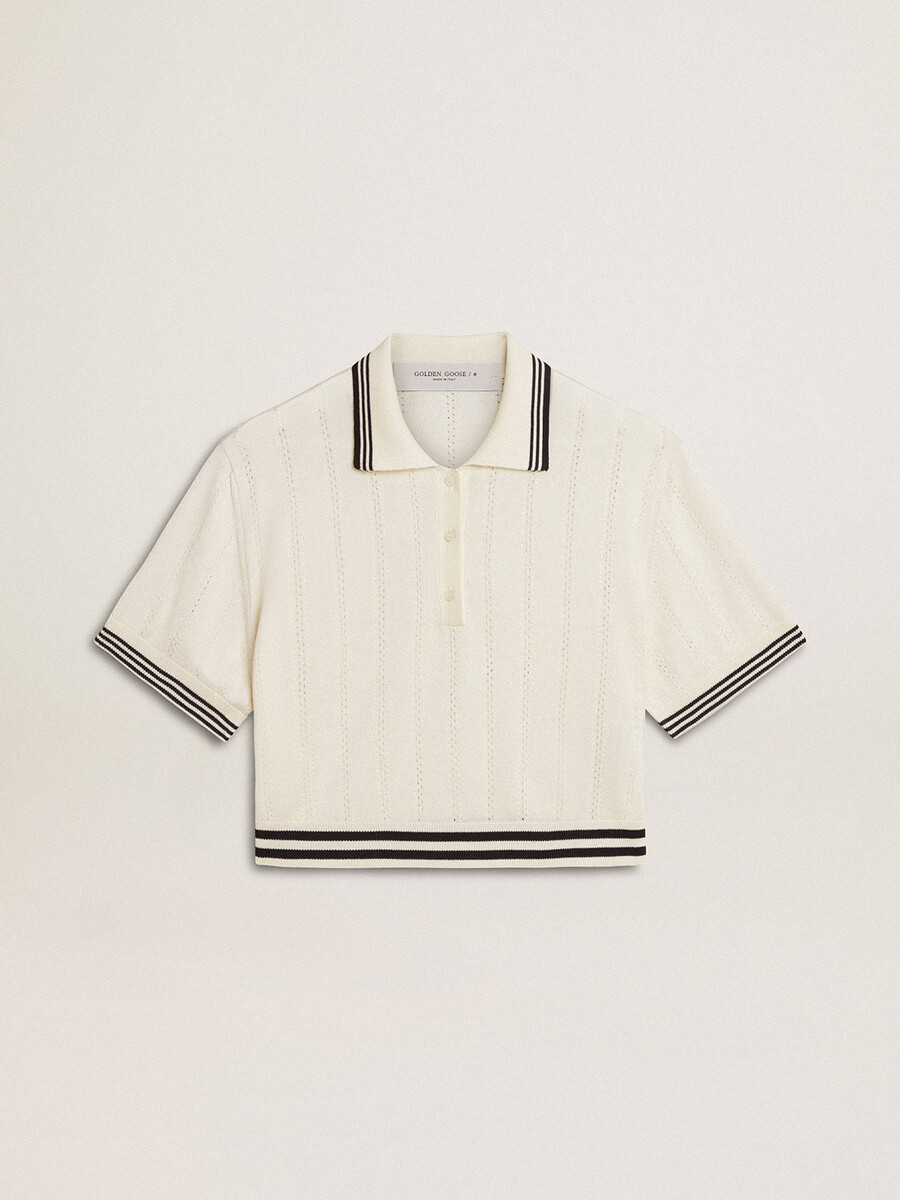 camisa polo feminina cropped em algodão branco desbotado com detalhes canelados azuis.