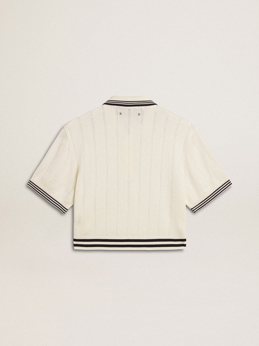 camisa polo feminina cropped em algodão branco desbotado com detalhes canelados azuis.