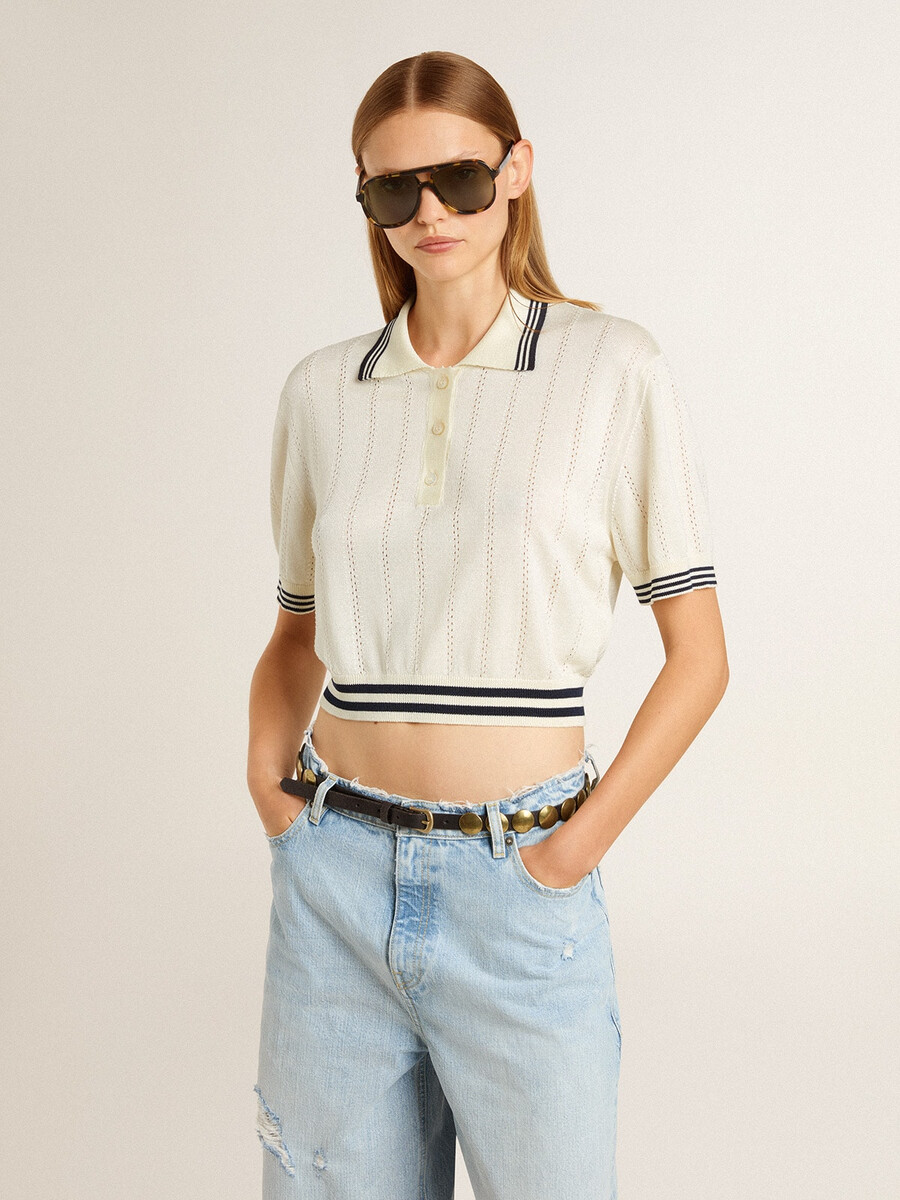 camisa polo feminina cropped em algodão branco desbotado com detalhes canelados azuis.