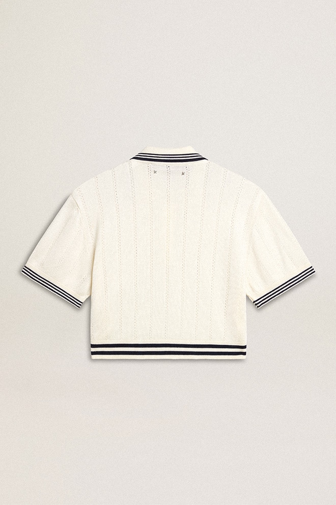 camisa polo feminina cropped em algodão branco desbotado com detalhes canelados azuis.