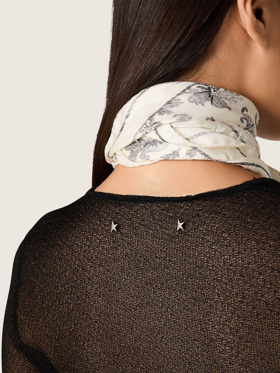 suéter feminino de gola redonda com estampa floral jacquard preta.