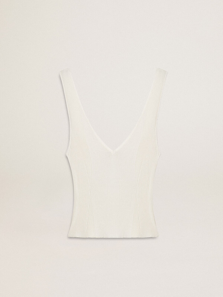 blusa sem mangas bordada com textura canelada branca desgastada.
