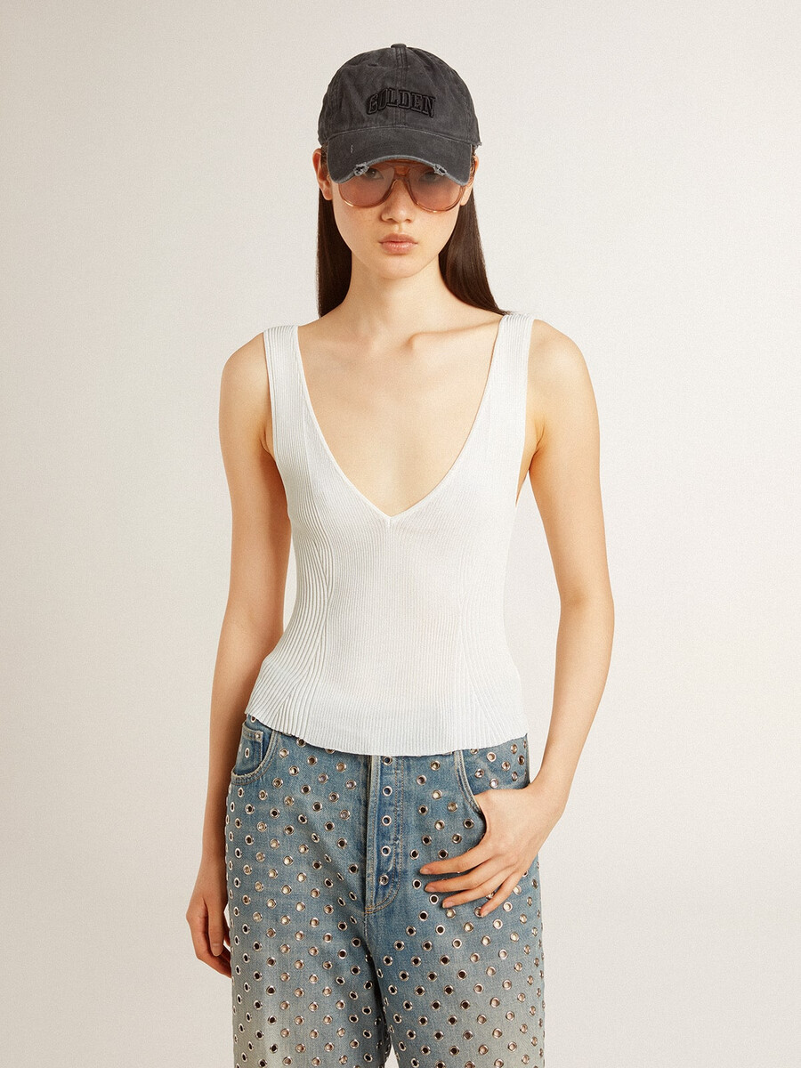 blusa sem mangas bordada com textura canelada branca desgastada.
