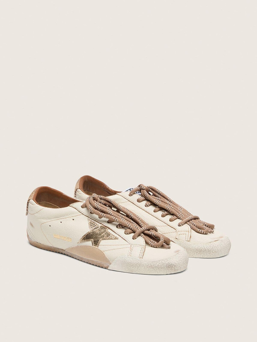 tênis masculino true-star em couro napa branco com estrela de couro dourada e detalhe em camurça bege no calcanhar.