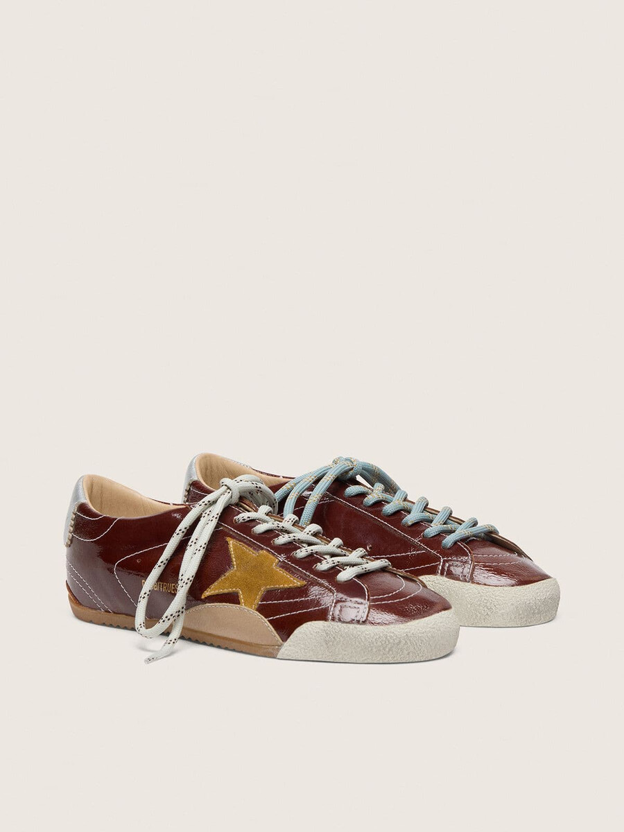 tênis masculino true-star em napa bordô com estrela de camurça e detalhe prateado no calcanhar em napa.