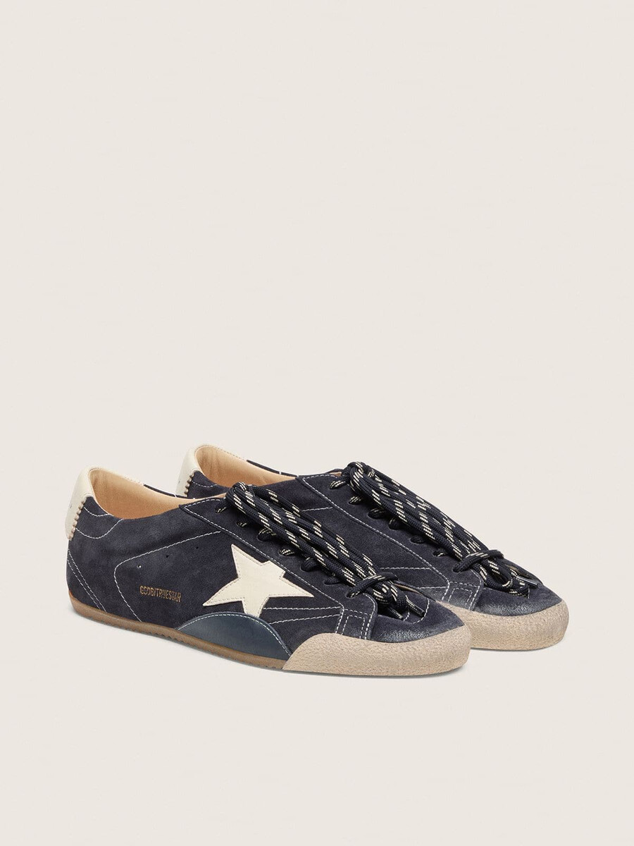 tênis masculino true-star em camurça azul-escura com estrela em couro napa branco e detalhe no calcanhar.