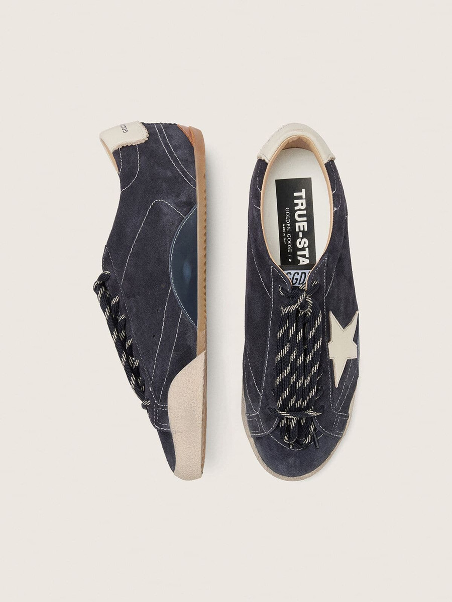 tênis masculino true-star em camurça azul-escura com estrela em couro napa branco e detalhe no calcanhar.
