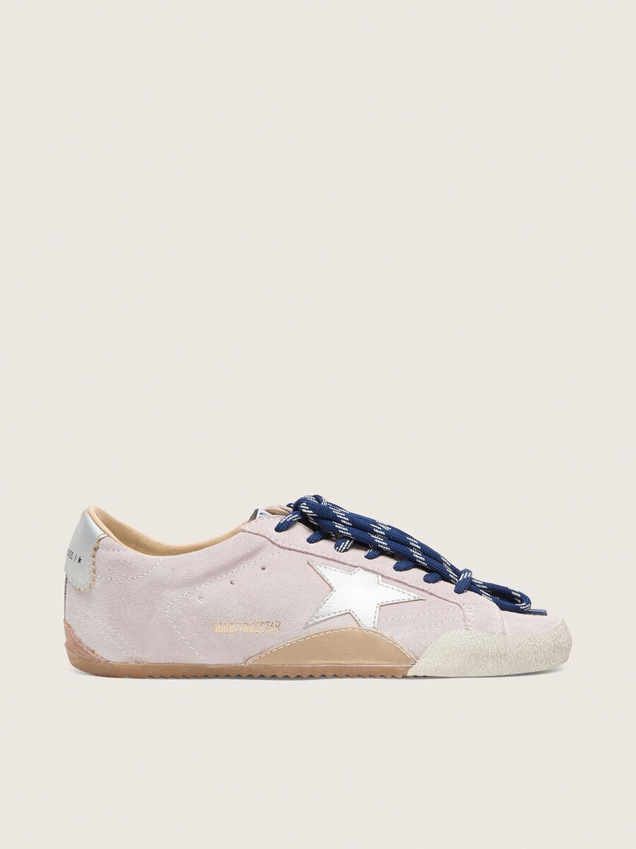 tênis feminino true-star em camurça rosa pastel com estrela prateada e detalhe no calcanhar.