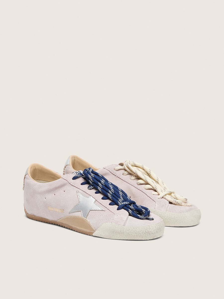 tênis feminino true-star em camurça rosa pastel com estrela prateada e detalhe no calcanhar.