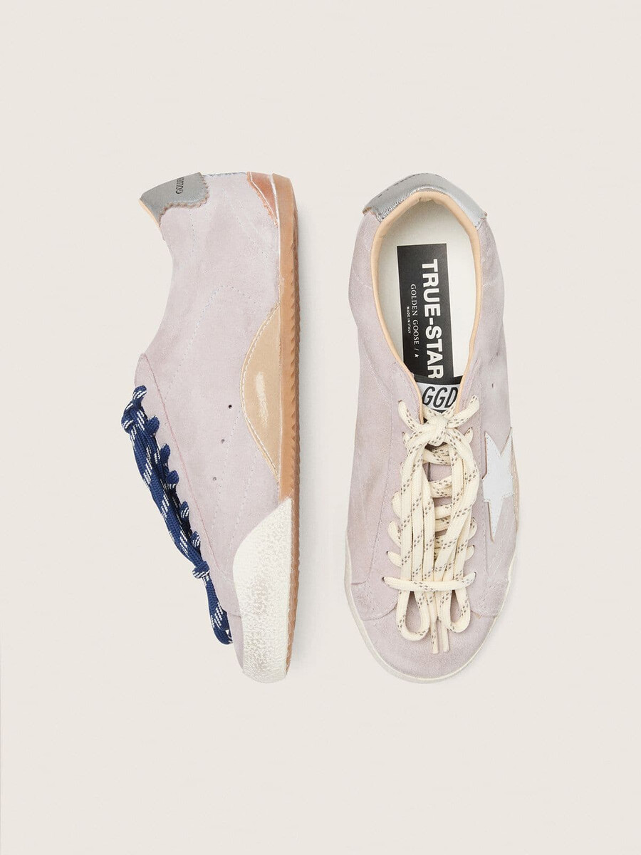 tênis feminino true-star em camurça rosa pastel com estrela prateada e detalhe no calcanhar.