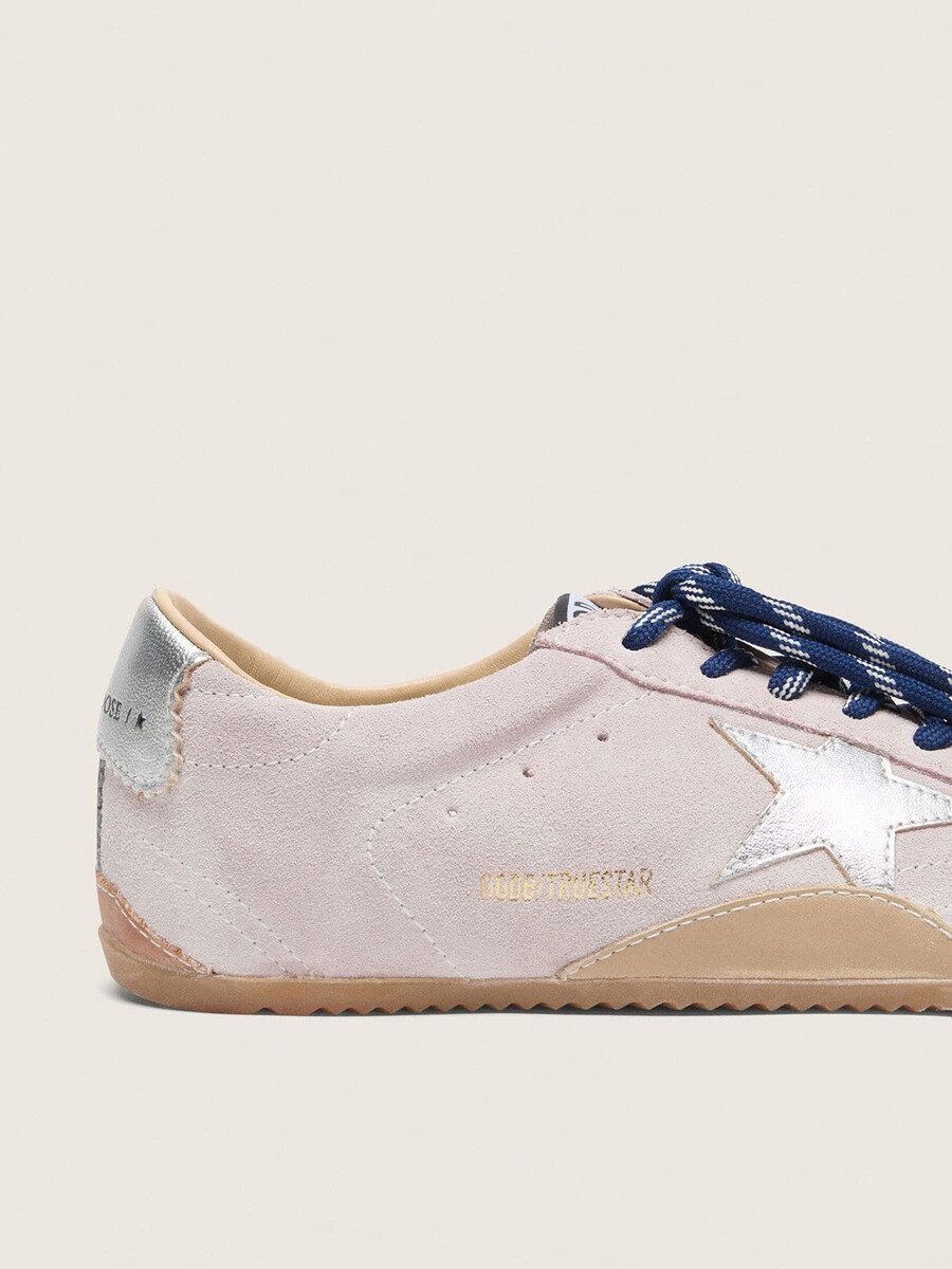 tênis feminino true-star em camurça rosa pastel com estrela prateada e detalhe no calcanhar.