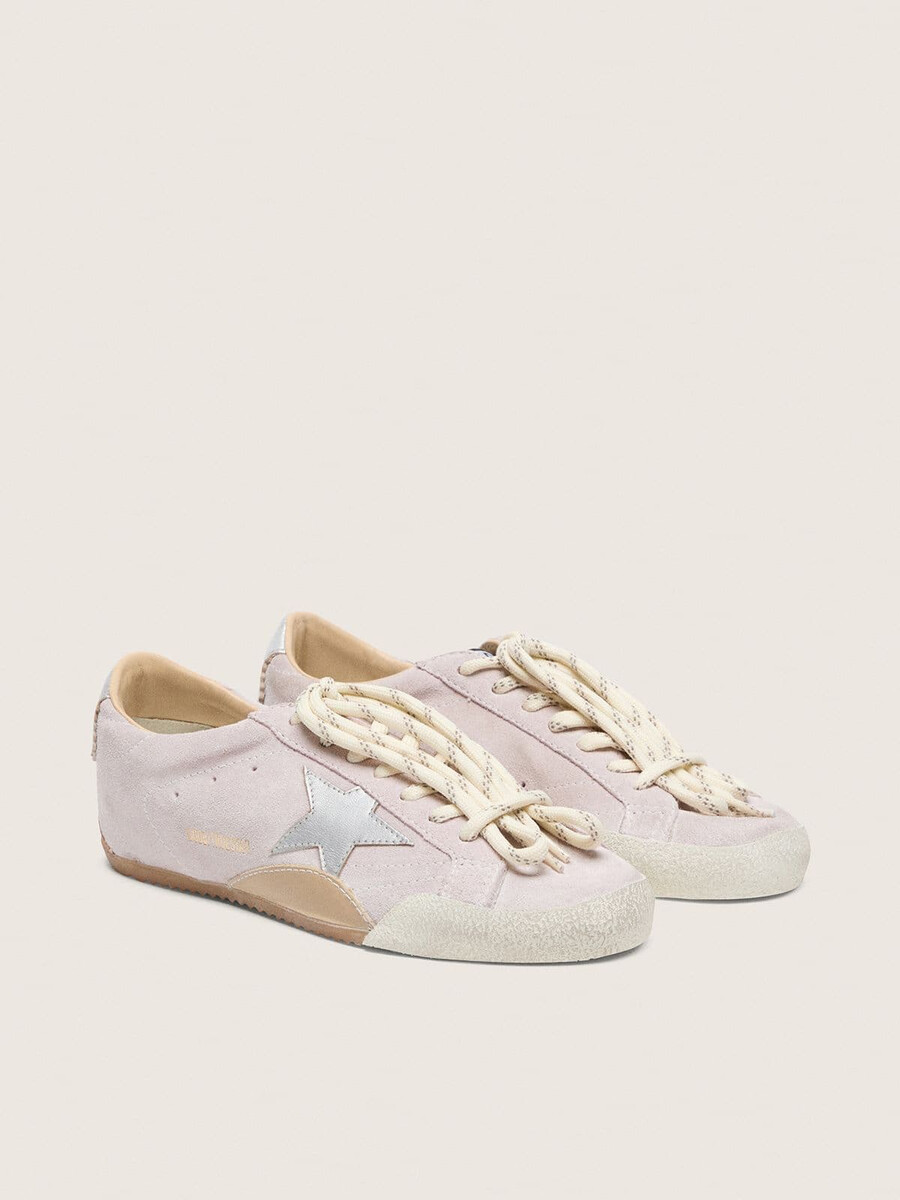 tênis feminino true-star em camurça rosa pastel com estrela prateada e detalhe no calcanhar.