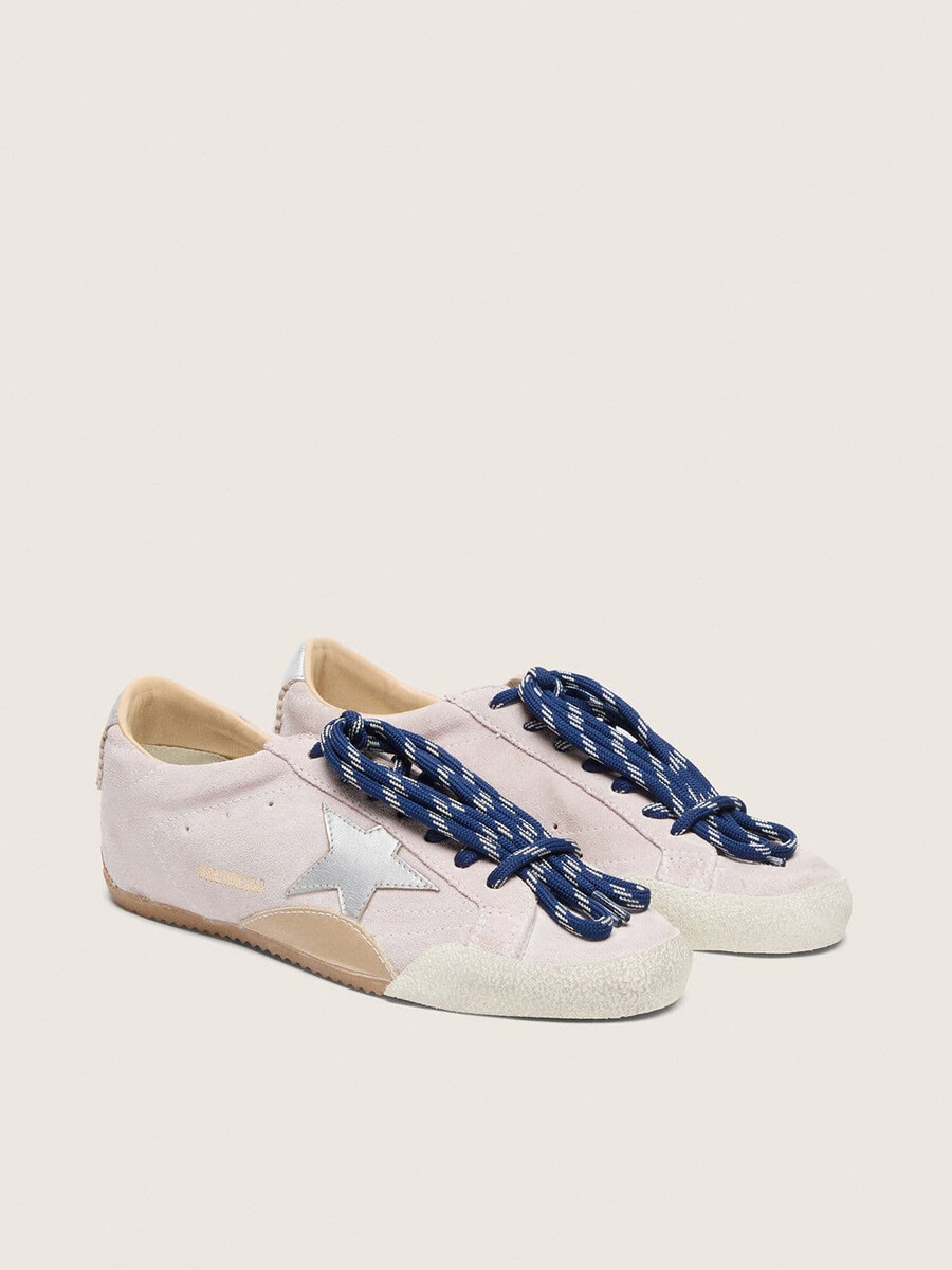 tênis feminino true-star em camurça rosa pastel com estrela prateada e detalhe no calcanhar.