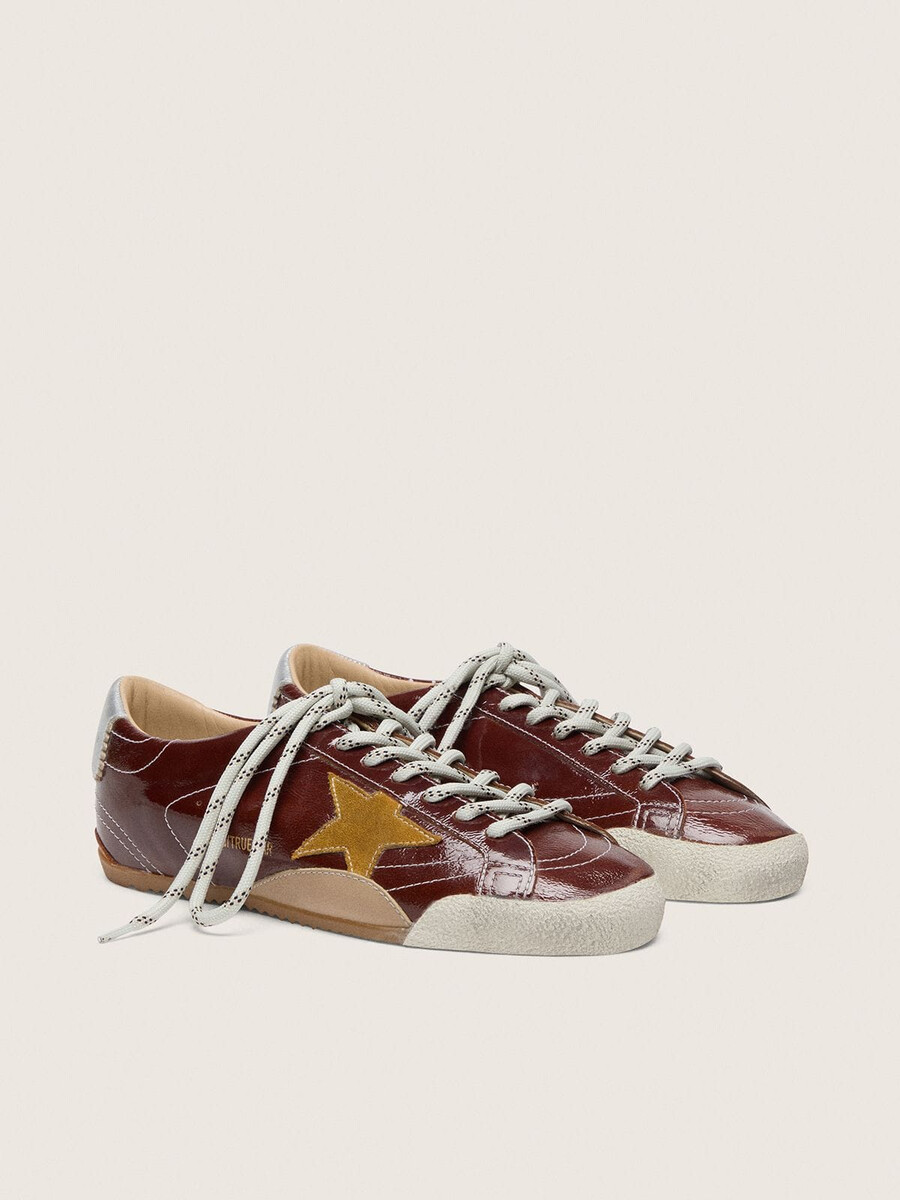 tênis feminino true-star em napa bordô com estrela de camurça e detalhe prateado no calcanhar em napa.