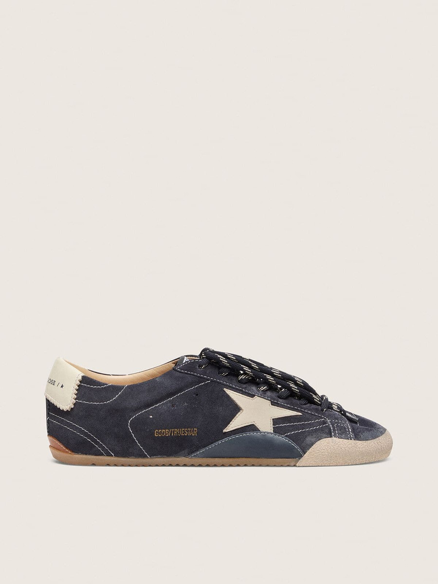 tênis feminino true-star em camurça azul-escura com estrela em couro napa branco e detalhe no calcanhar.
