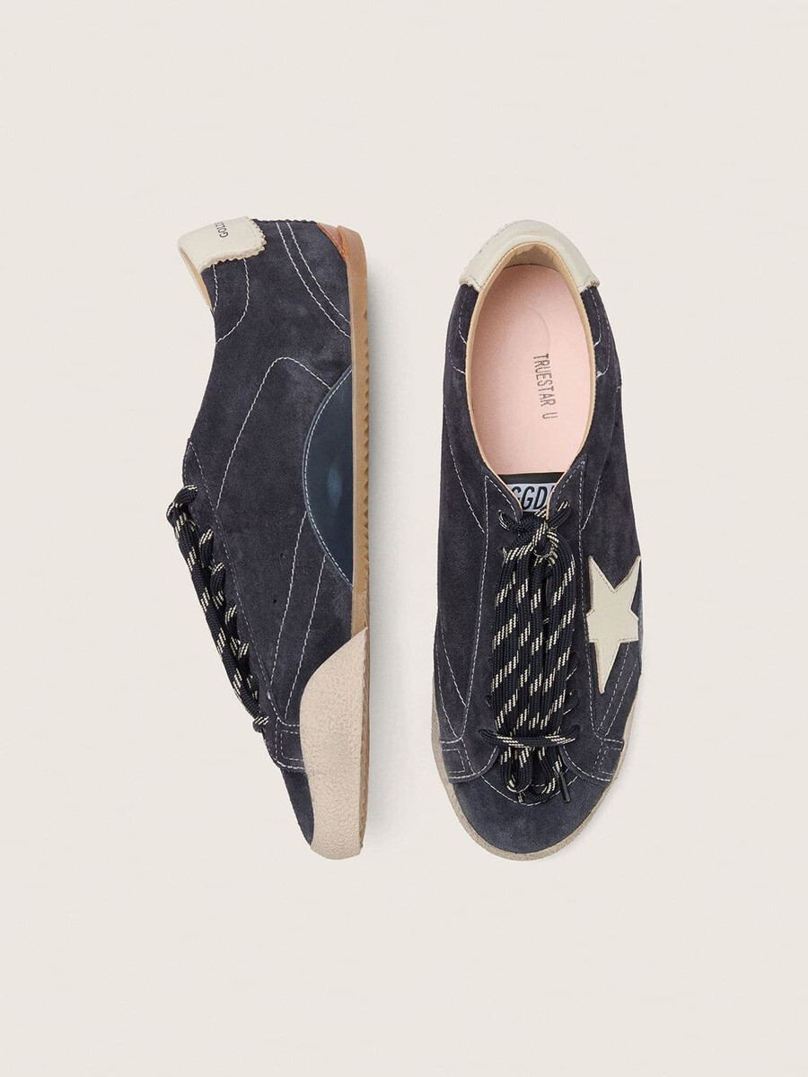 tênis feminino true-star em camurça azul-escura com estrela em couro napa branco e detalhe no calcanhar.