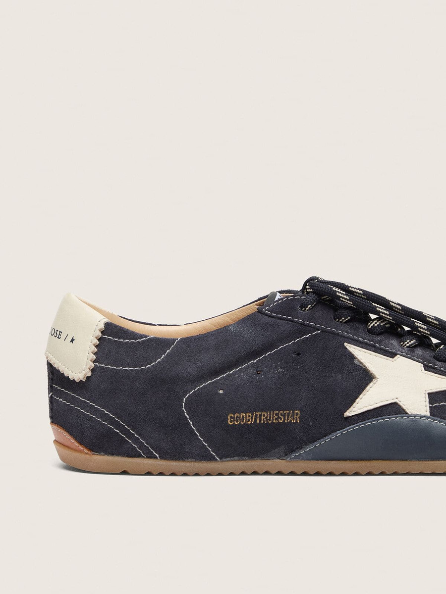 tênis feminino true-star em camurça azul-escura com estrela em couro napa branco e detalhe no calcanhar.