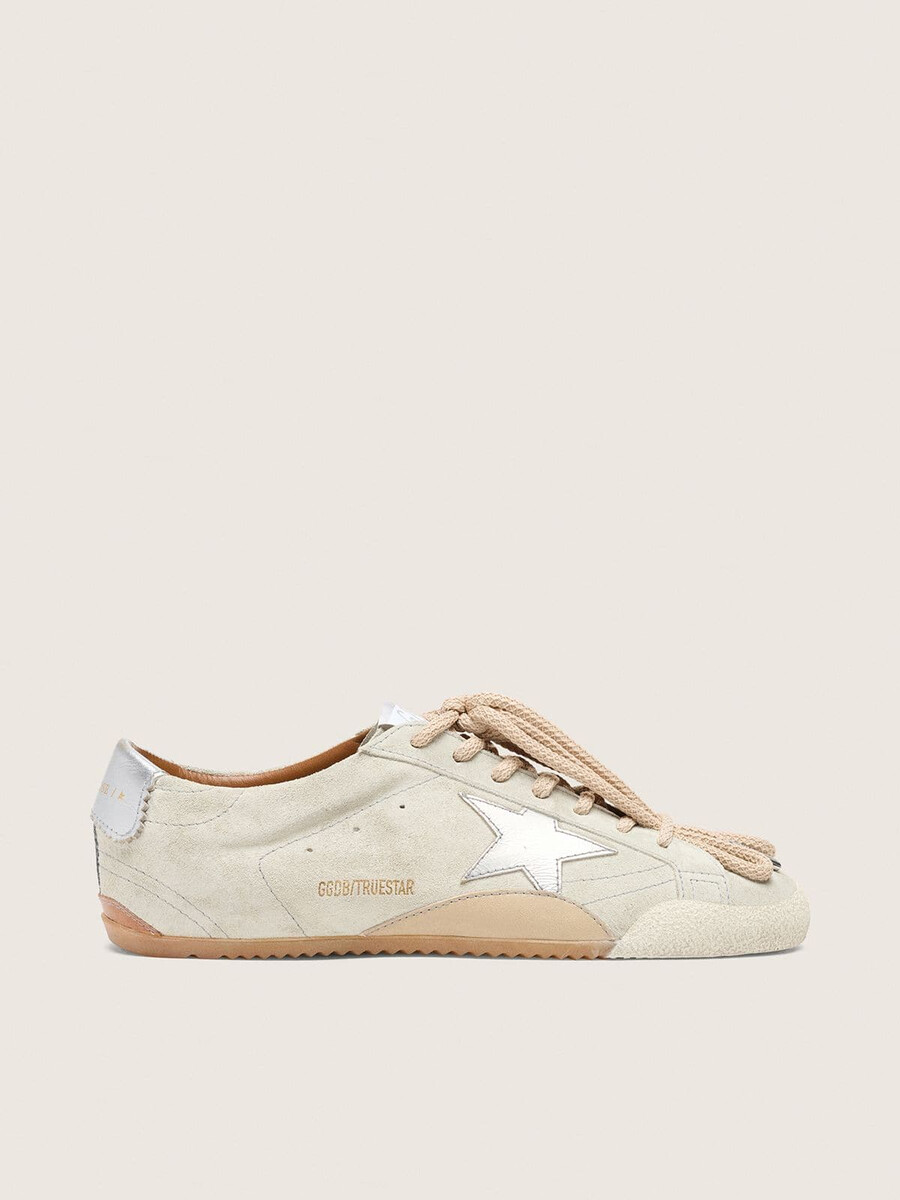 tênis feminino true-star em camurça cinza claro com estrela prateada metálica e detalhe no calcanhar.