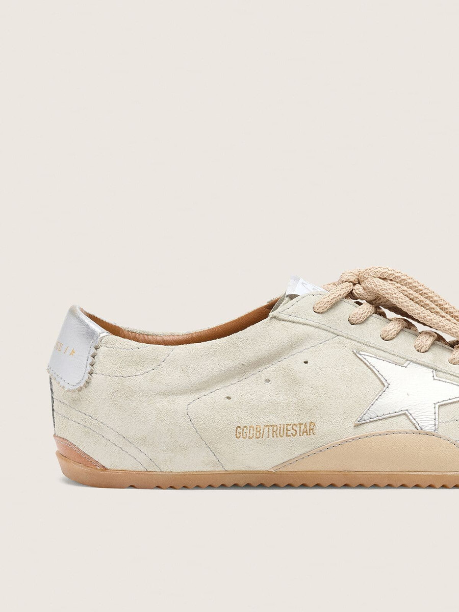 tênis feminino true-star em camurça cinza claro com estrela prateada metálica e detalhe no calcanhar.