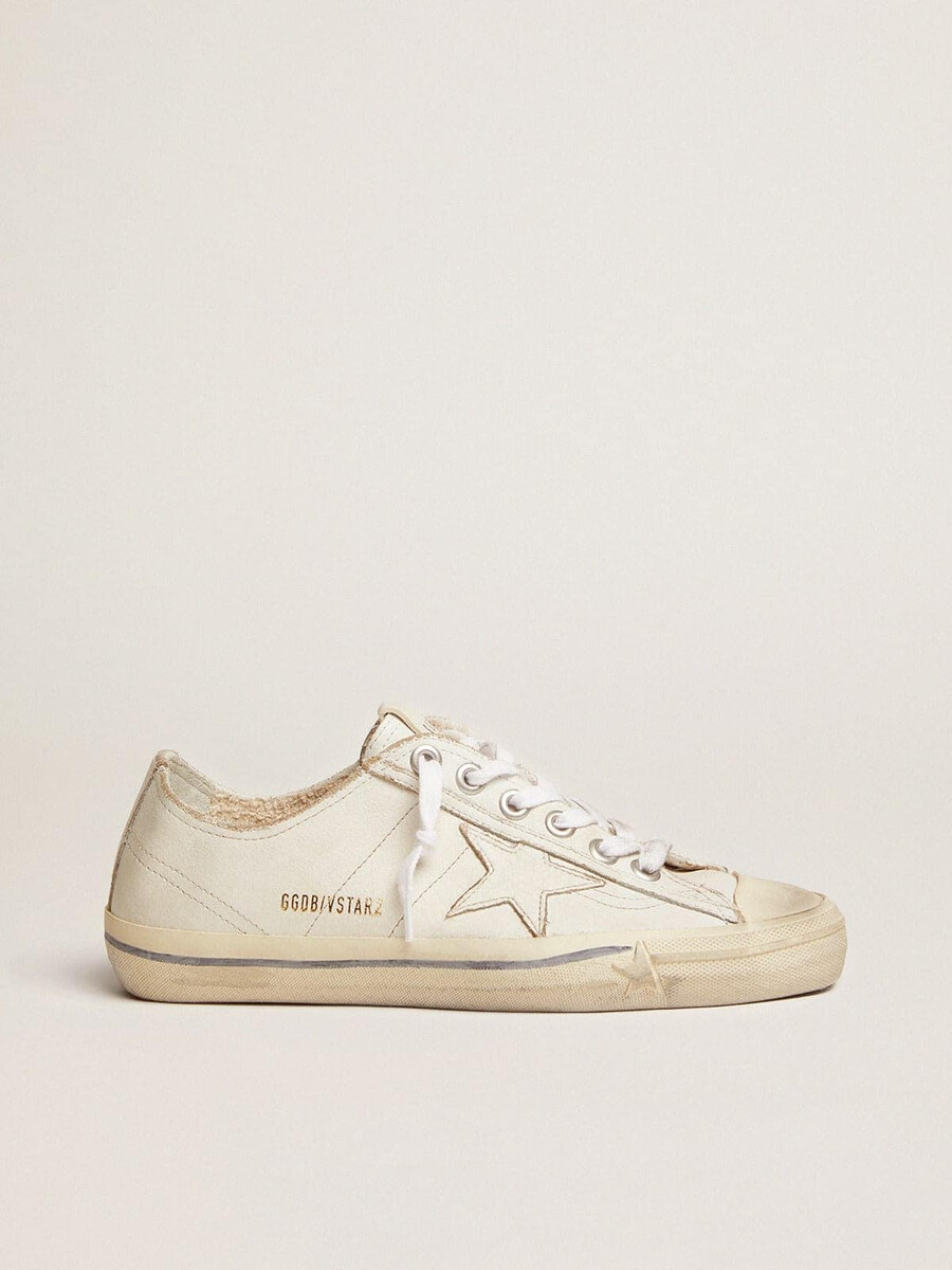 tênis v-star masculino em couro branco com estrela branca e listra azul-clara na faixa lateral.
