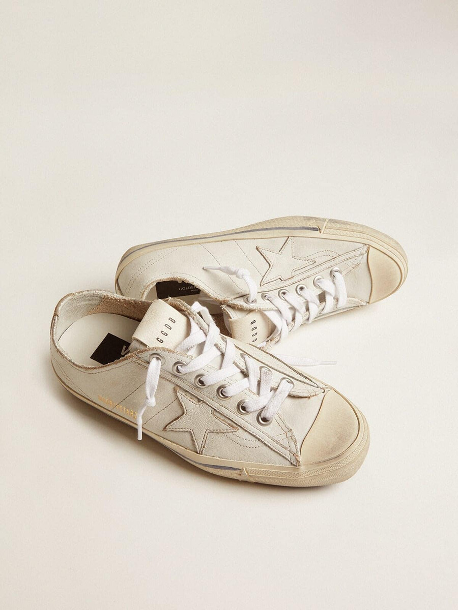tênis v-star masculino em couro branco com estrela branca e listra azul-clara na faixa lateral.