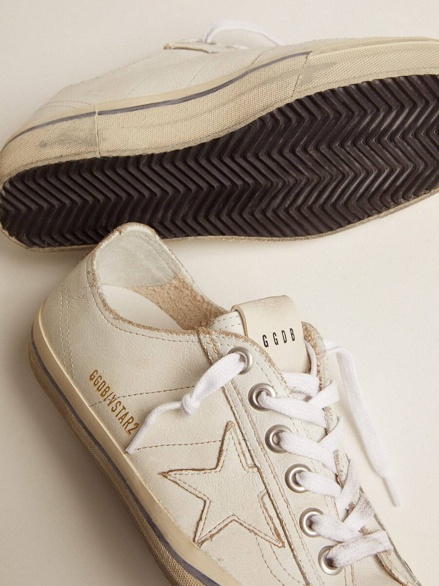 tênis v-star masculino em couro branco com estrela branca e listra azul-clara na faixa lateral.