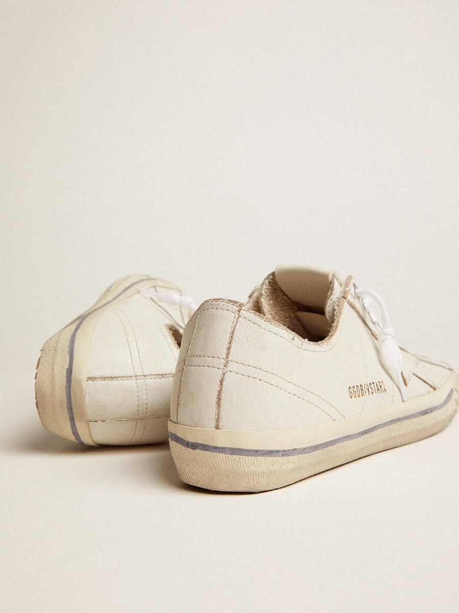 tênis v-star masculino em couro branco com estrela branca e listra azul-clara na faixa lateral.