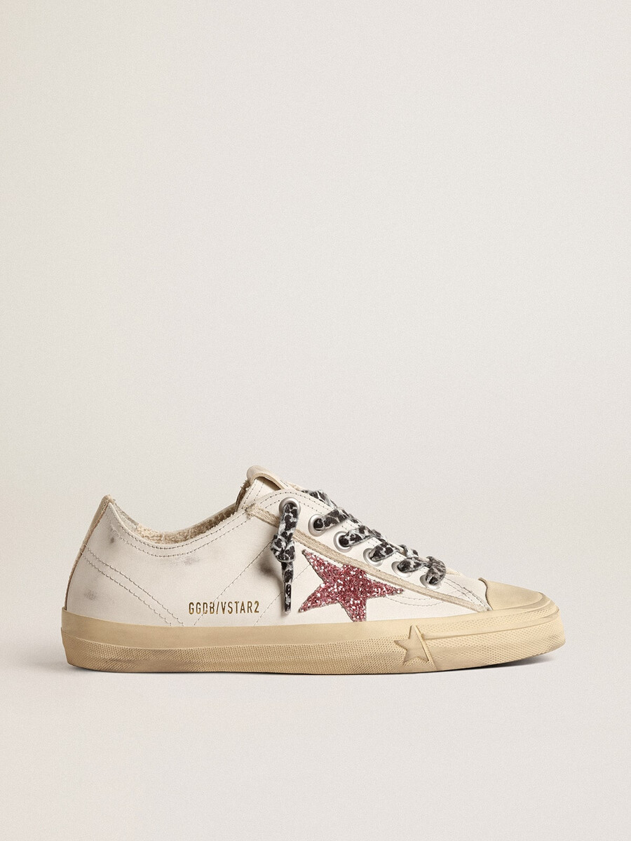 v-star com estrela rosa brilhante e detalhe de couro metálico no calcanhar.