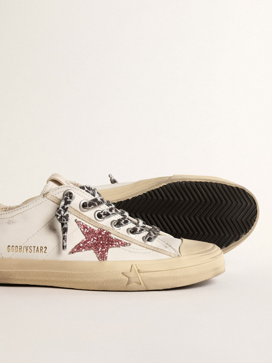 v-star com estrela rosa brilhante e detalhe de couro metálico no calcanhar.