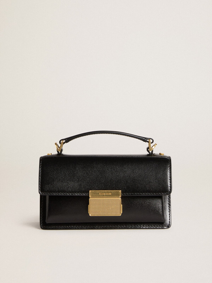 bolsa pequena venezia em couro preto texturizado com detalhes dourados.