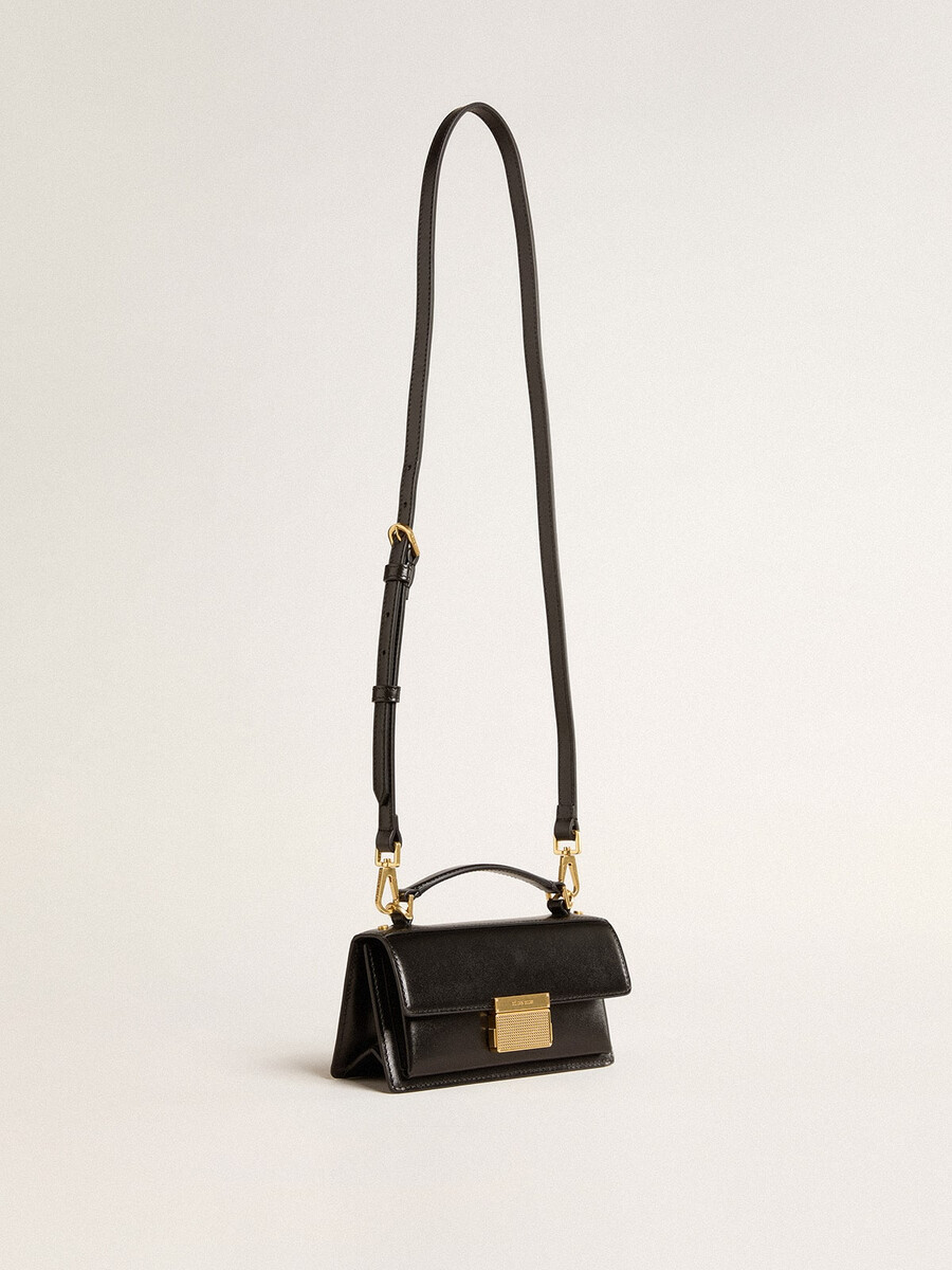 bolsa pequena venezia em couro preto texturizado com detalhes dourados.