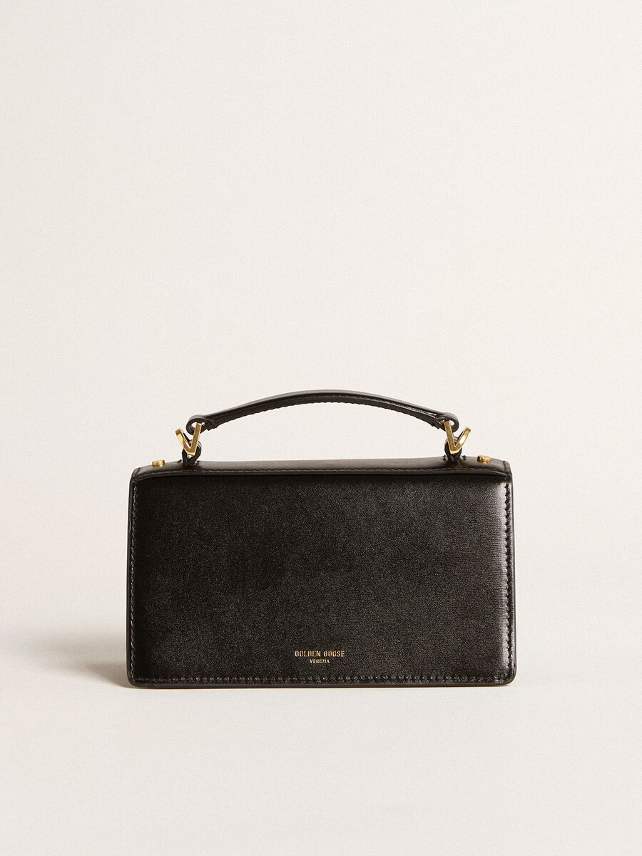 bolsa pequena venezia em couro preto texturizado com detalhes dourados.