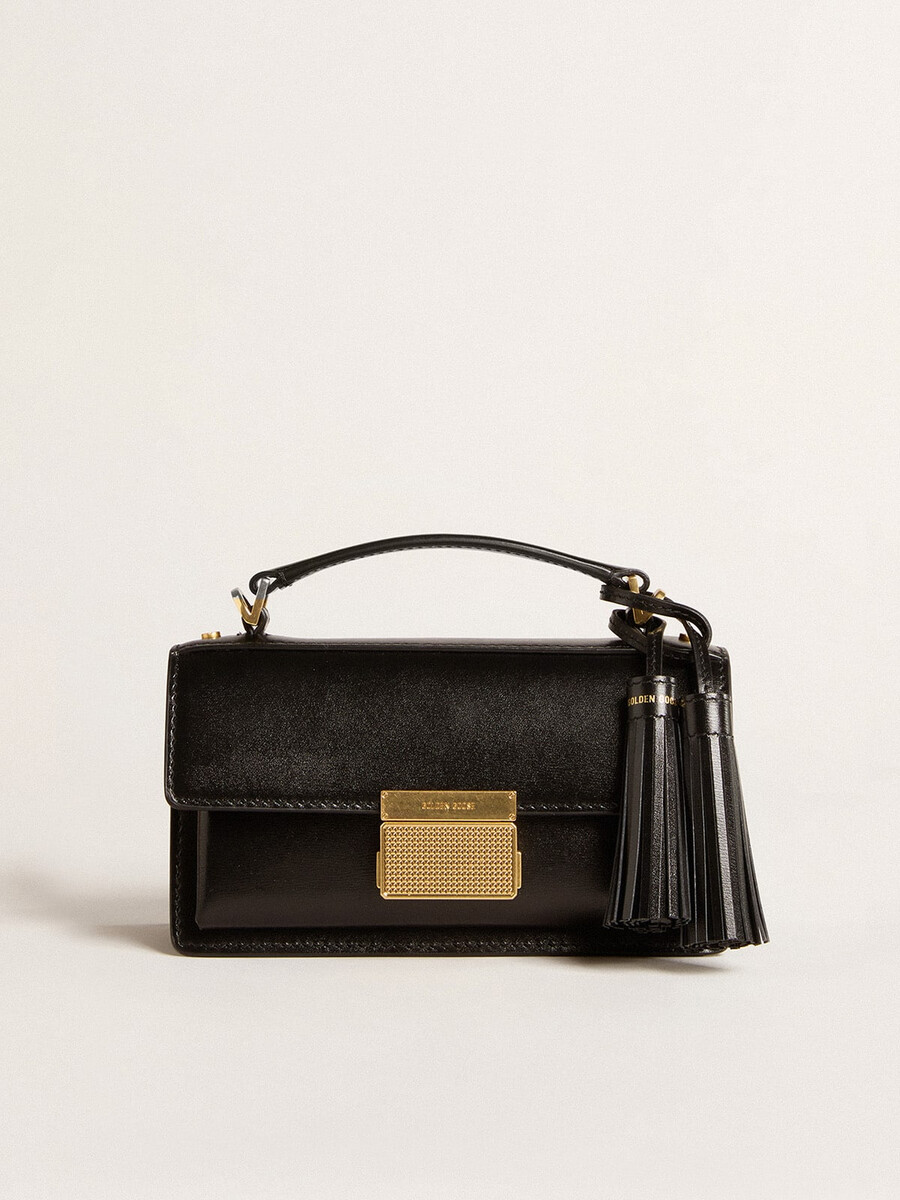 bolsa pequena venezia em couro preto texturizado com detalhes dourados.