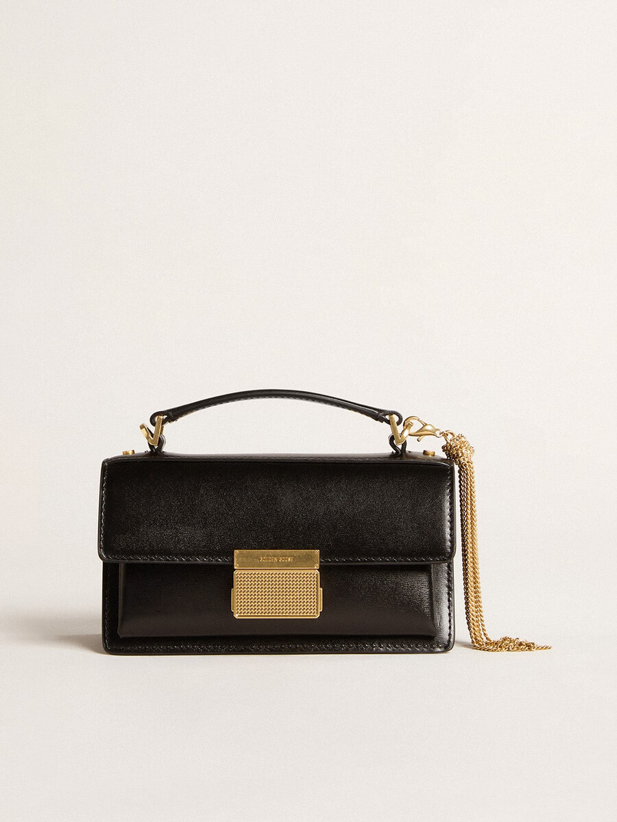 bolsa pequena venezia em couro preto texturizado com detalhes dourados.