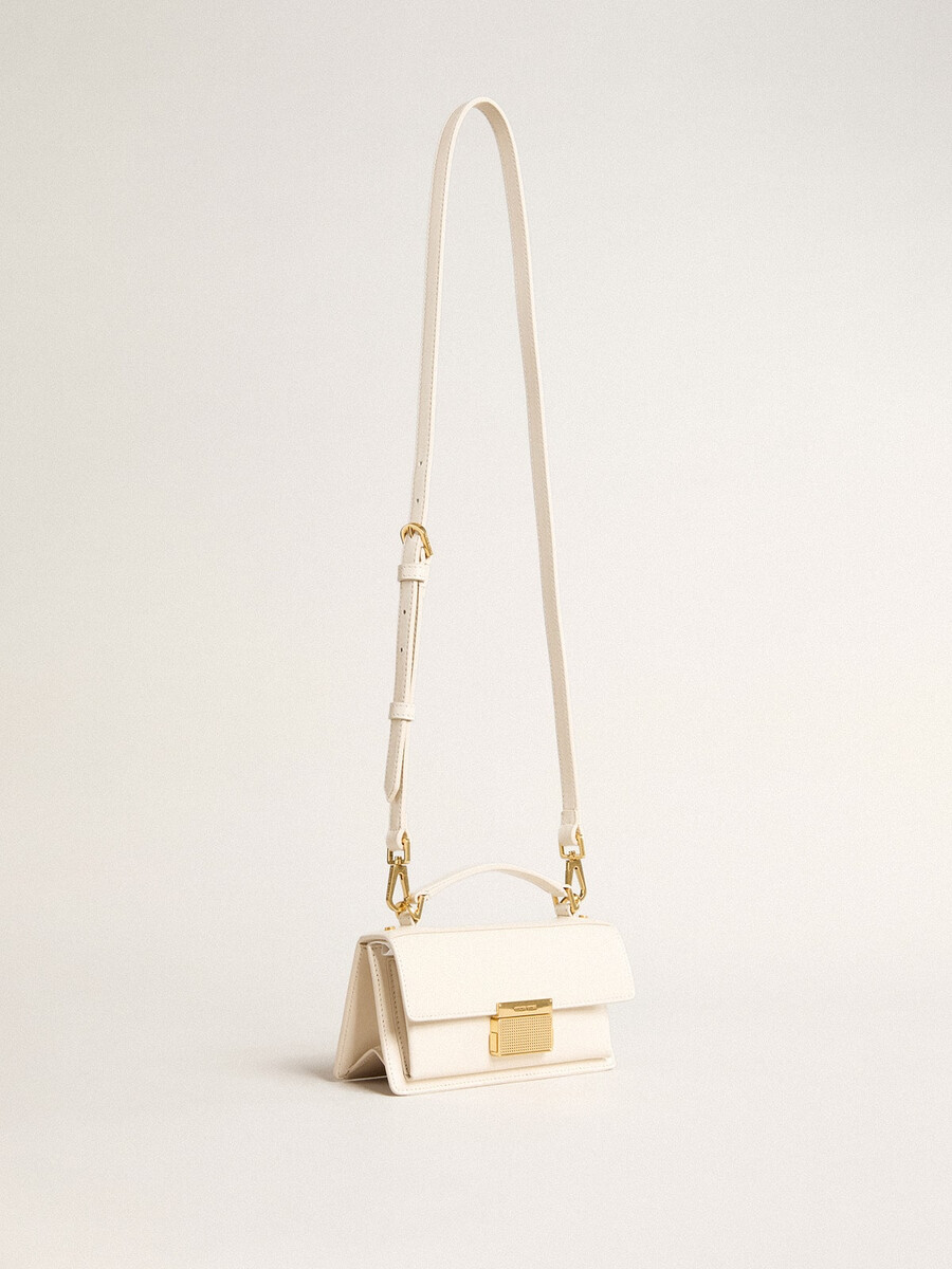 bolsa pequena venezia em couro texturizado cor manteiga com detalhes dourados.