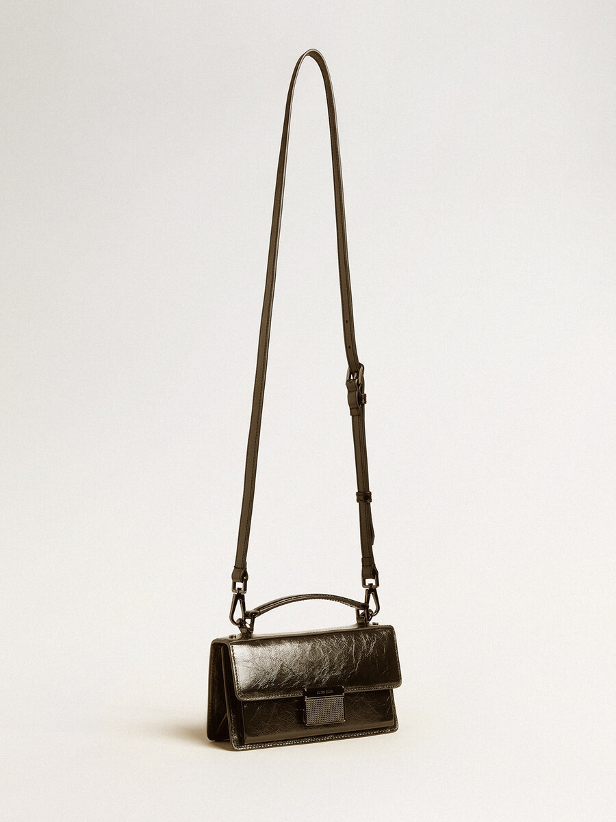 bolsa pequena venezia em couro metalizado preto com detalhes em preto.