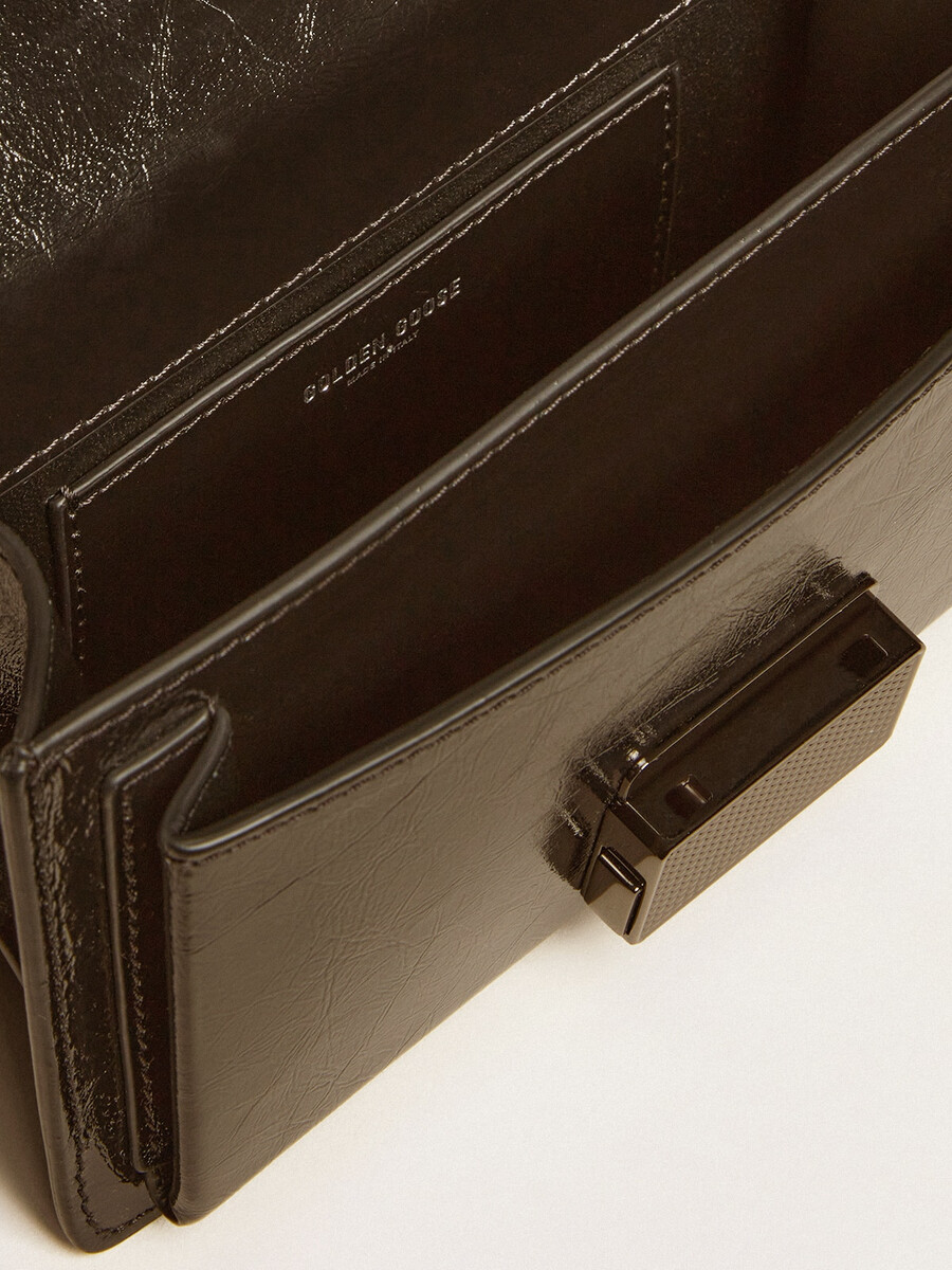 bolsa pequena venezia em couro metalizado preto com detalhes em preto.
