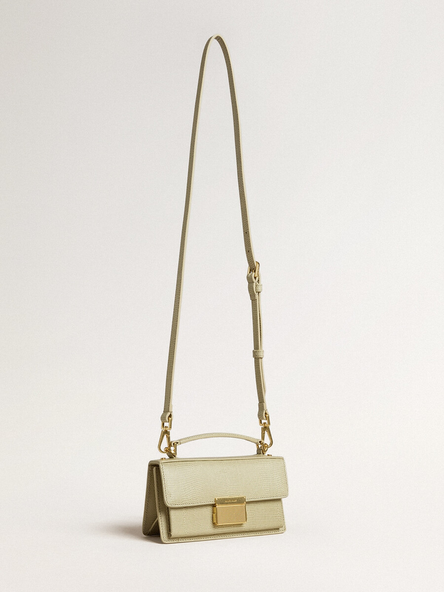 bolsa pequena venezia em couro verde claro com estampa de píton e detalhes dourados.
