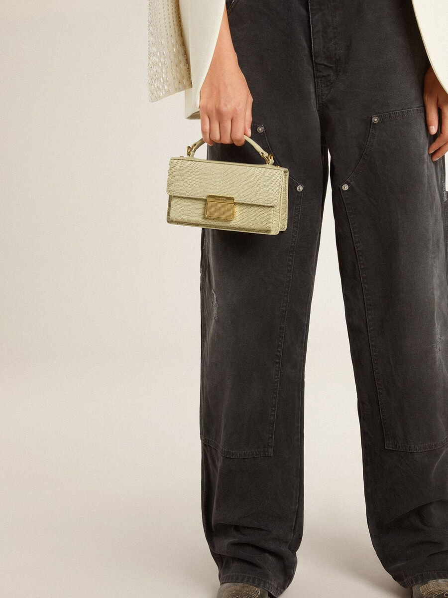 bolsa pequena venezia em couro verde claro com estampa de píton e detalhes dourados.