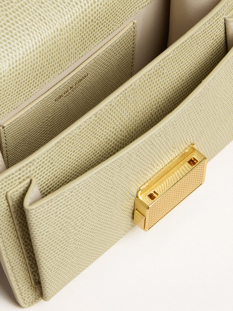 bolsa pequena venezia em couro verde claro com estampa de píton e detalhes dourados.