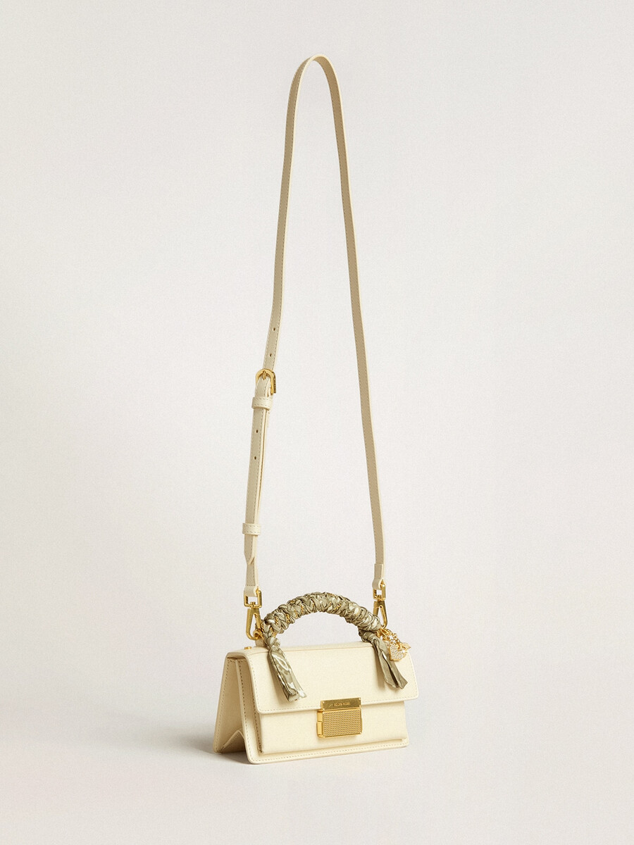 bolsa pequena venezia em couro texturizado cor manteiga com lenço trançado e pingente duplo.